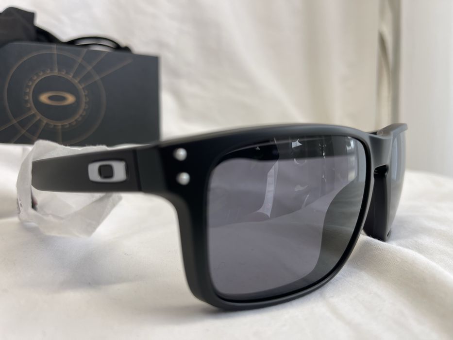 Oakley Holbrook
