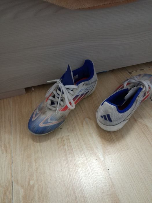 Vând ghete de fotbal Adidas F50, mărimea 37, în stare bună.
