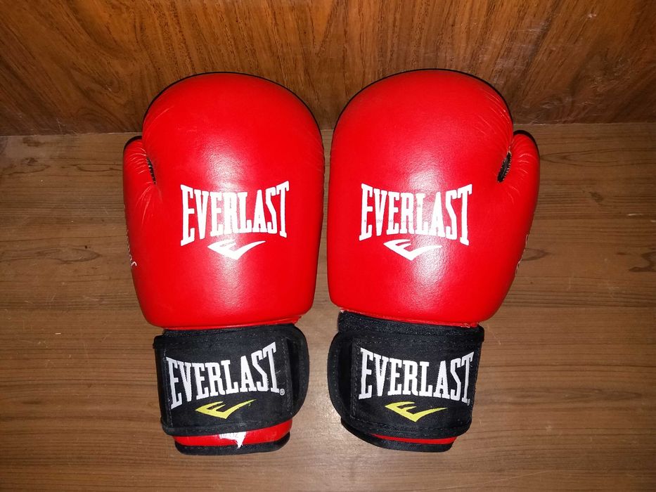 Продам 2 боксёрских шлема и перчатки