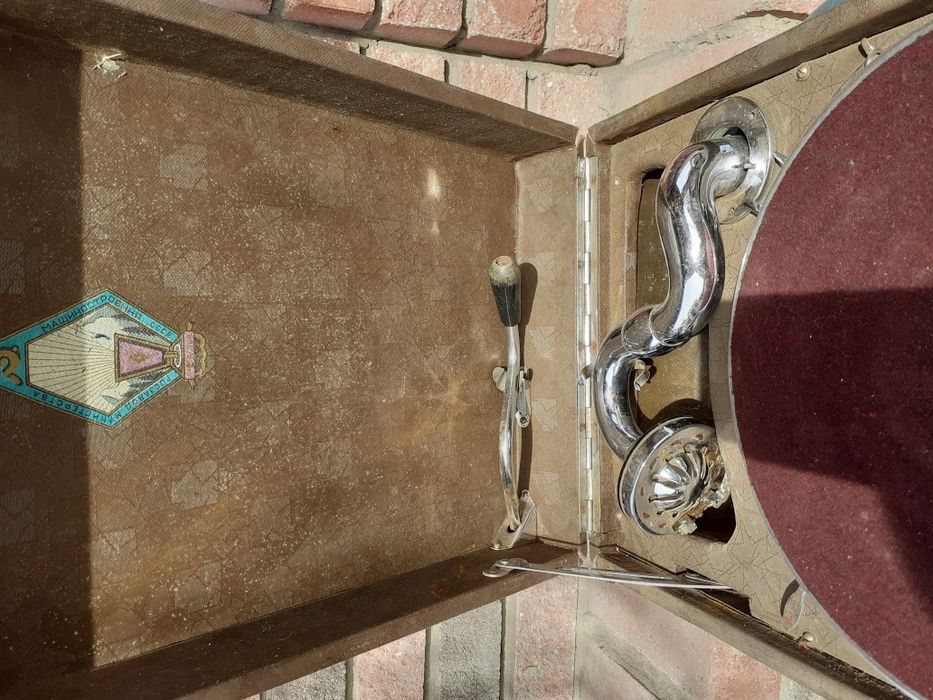 Патефон-чемодан.