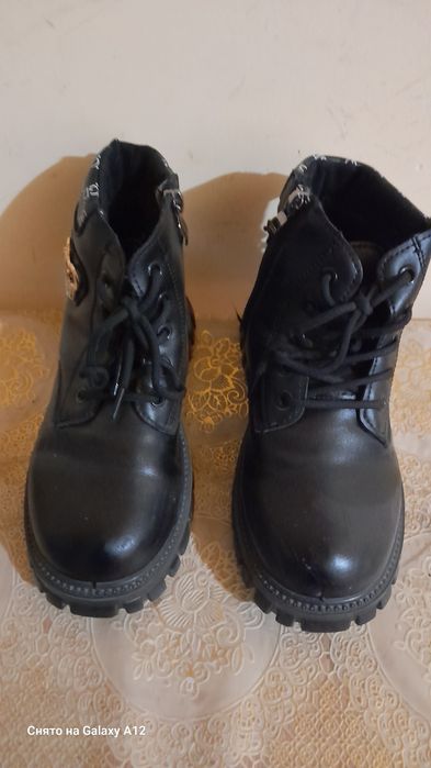 Продается детская обувь.