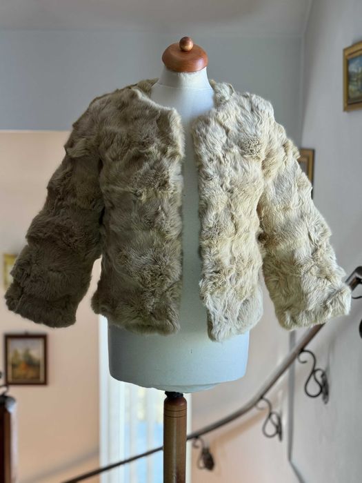 Haină scurtă bej de dama din blană naturală de iepure, cu mâneci 3/4