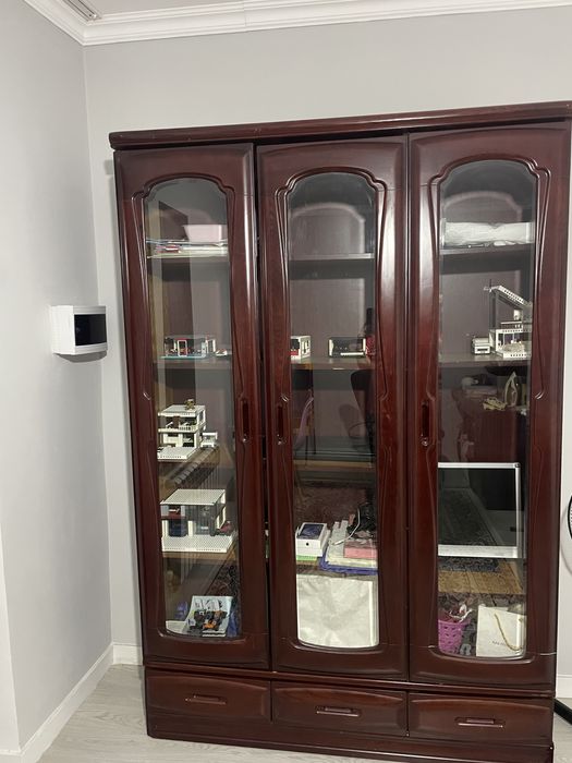 Стол и шкаф в рабочем состояний