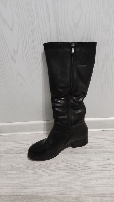 Продается зимние сапоги меховые