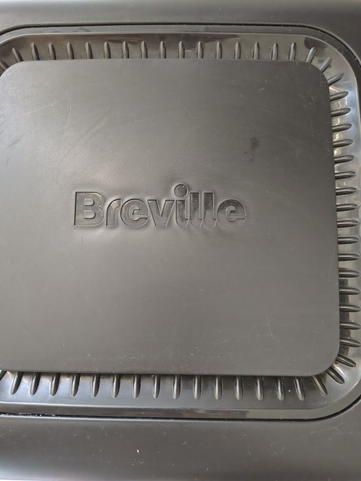 Vând airfryer BREVILLE