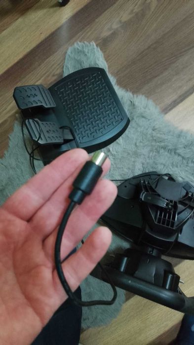 Volan Ferrari Racing Wheel pentru jocuri PC.