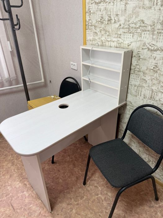 Маникюрный стол