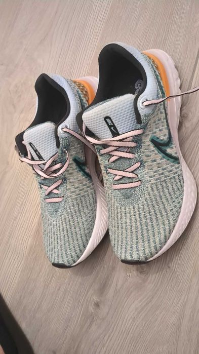 Vand adidasi alergare Nike flyKnit nr 38.