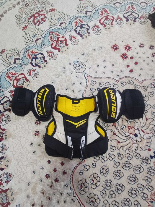 шорты и нагрудник для хоккея