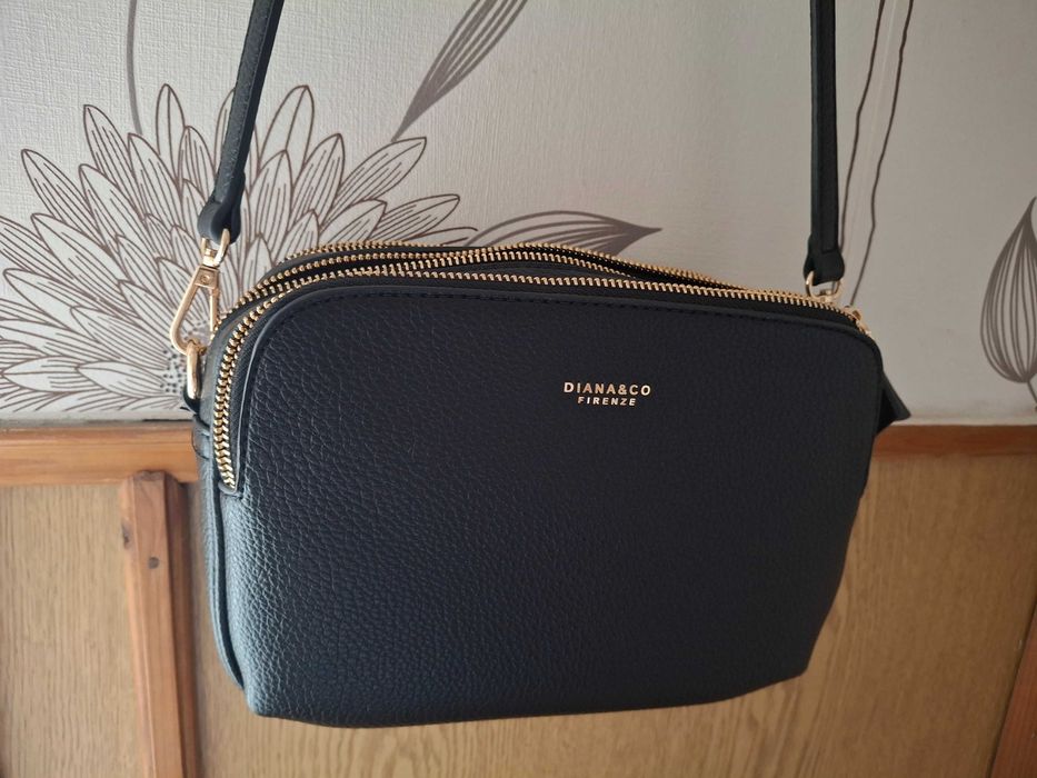 Дамска чанта от еко кожа в черен цвят. Нежен аксесоар за всеки повод.