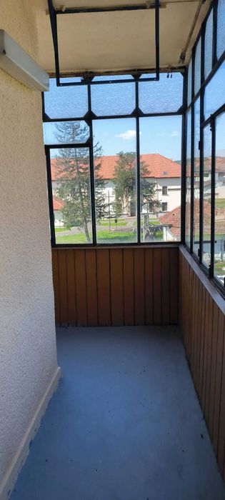 Strehaia - Vând apartament 2 camere,  blocul deasupra de Autogiva, Etaj 3, Suprafaţă utilă 50 mp+7mp balcon, mobilat şi utilat
