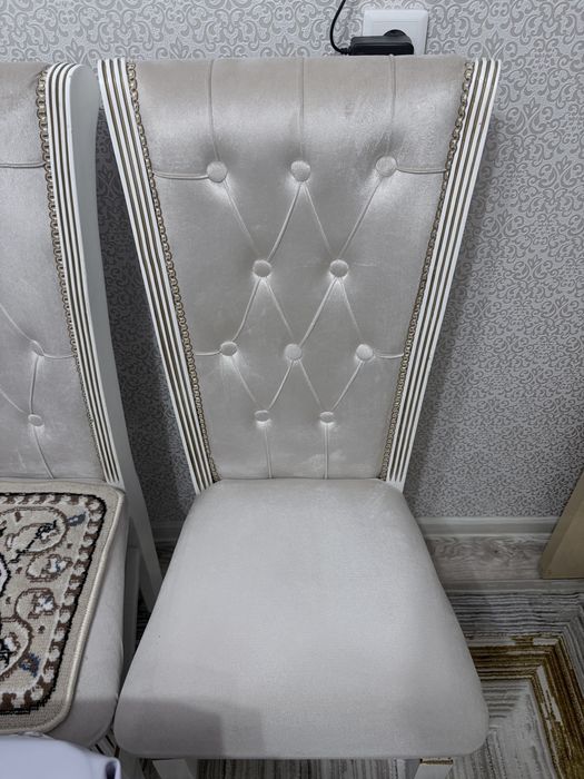 Стол стуля бежовый