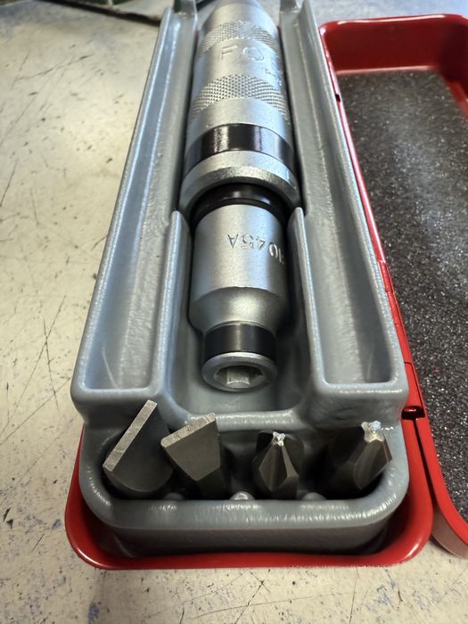 Ударна отверка Force с 4 накрaйника