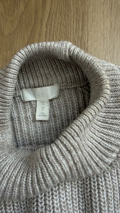 Обемен бежов пуловер H&M, размер S