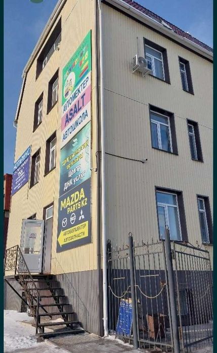 Продается офисное помещение и 3 склада.