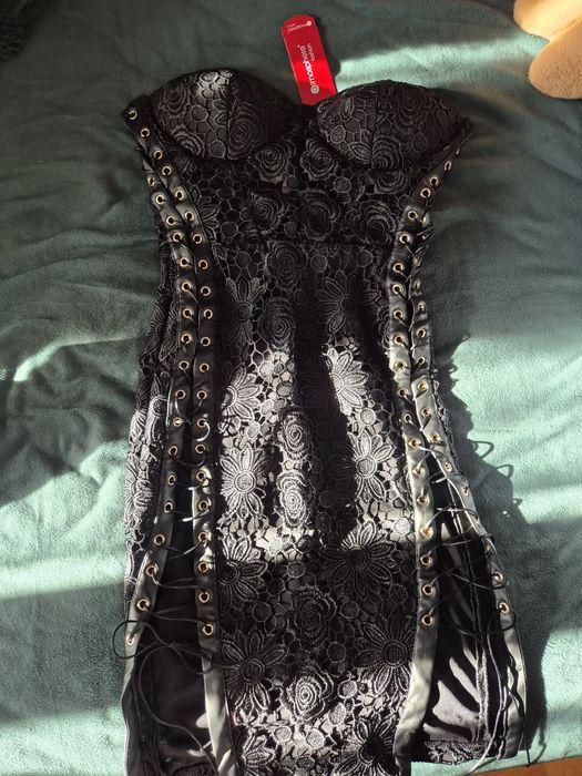 Rochie neagra din dantela cu ocheti