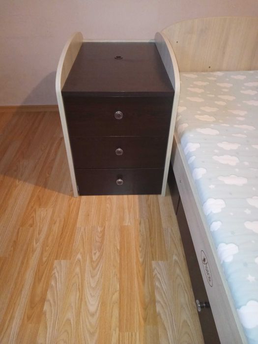 Трансформираща се бебешка кошара в легло, ракла и бюро .