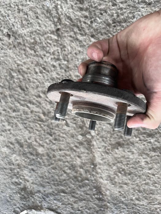 Шпилька колесная