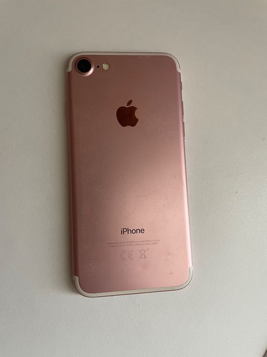 Розов телефон iPhone 7