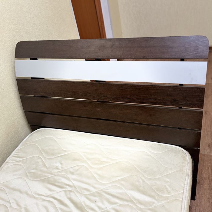 Продам кровать полуторку с матрасом