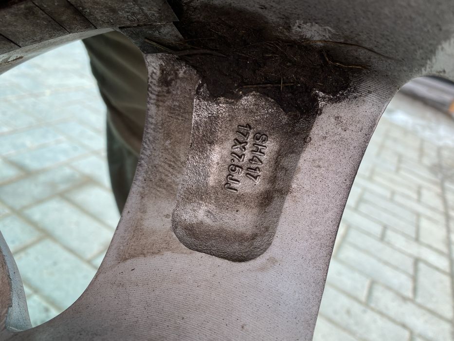 Продам шины с дисками 16 и 17