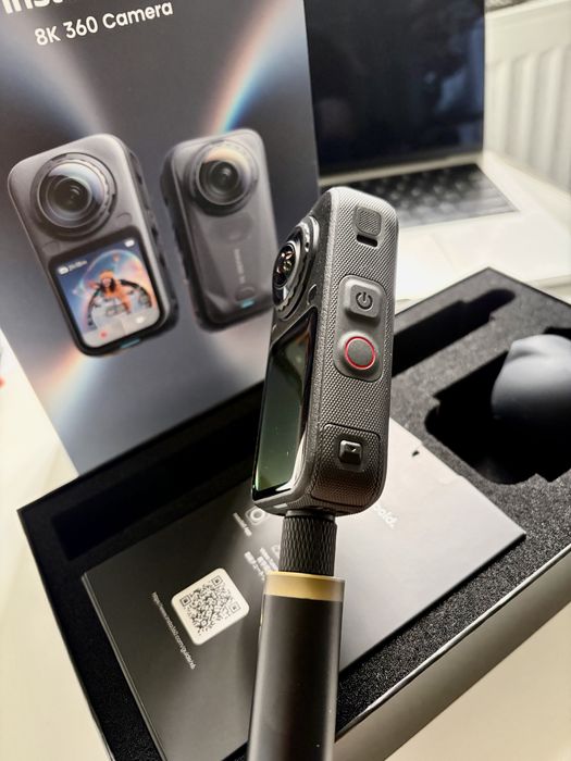 Insta360 X6 Essentials Bundle + MicroSDXC 256GB V30