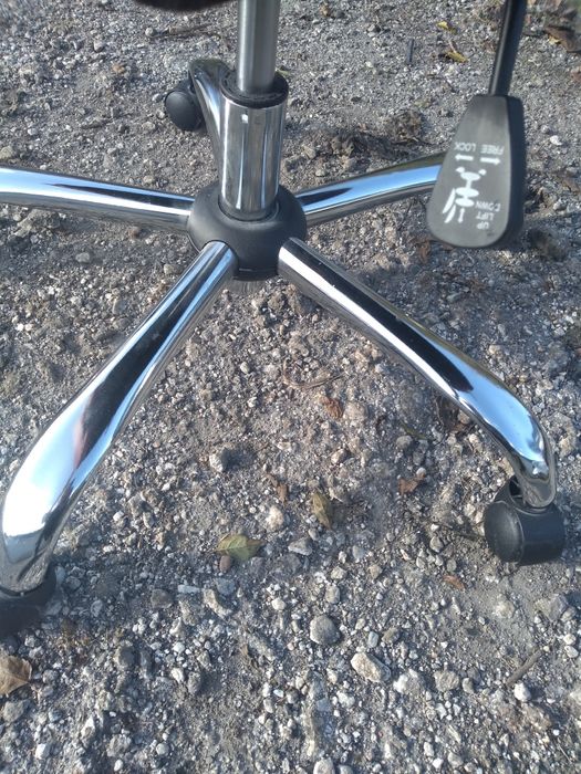 Голям удобен офис стол за претапицирание .