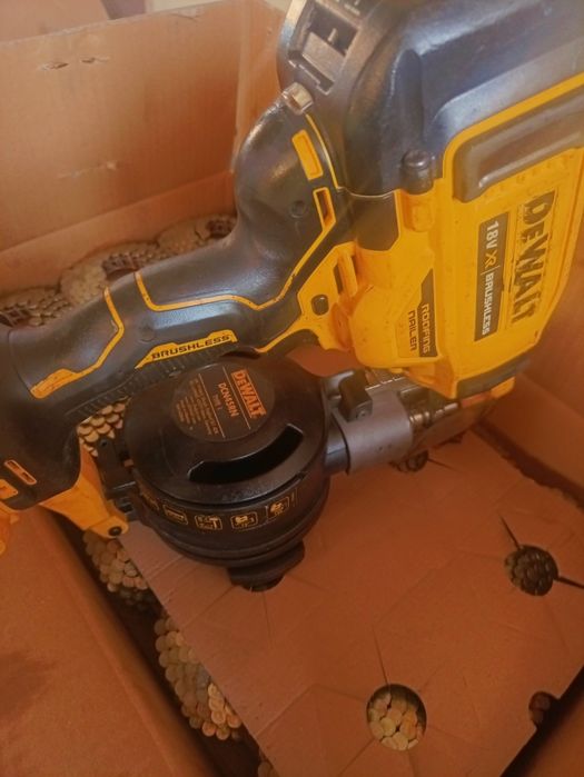 Такер за битумни керемиди DeWalt DCN45RNP1