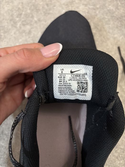Маратонки  Nike Legend Essential 2 Premium