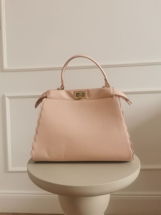 Дамска чанта в нежно розово