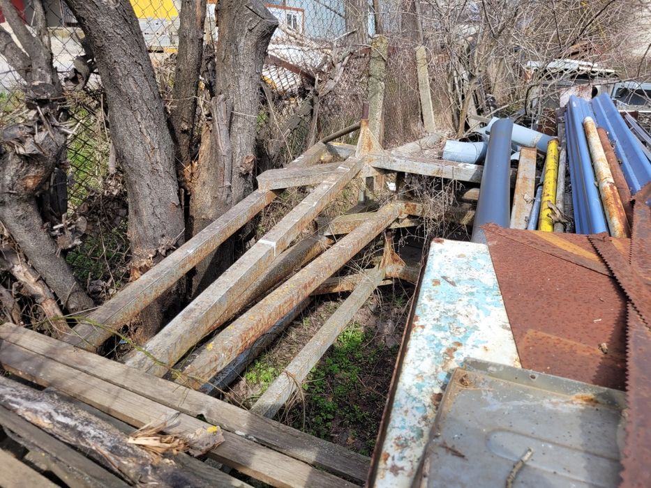 Продавам 4 основи на метално скеле Количка