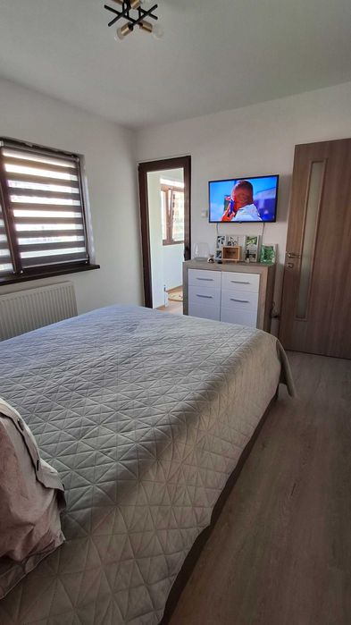 Direct proprietar, vand apartament de 4 camere, decomandat, in zona Sud, etaj 3/4, suprafata utila 66 mp + 3 mp balcon inchis