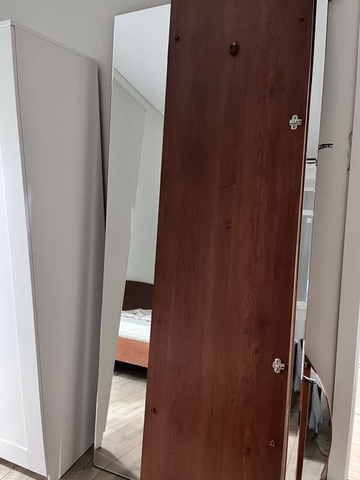 отдам бесплатно шкаф (с зеркальной дверцей) и матрас (160*40)