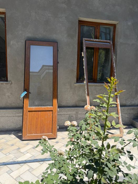 A'lo holatdagi akfa eshik sotiladi . Razmeri 90/265