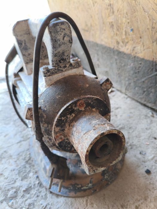 Продам вибратор глубинный.