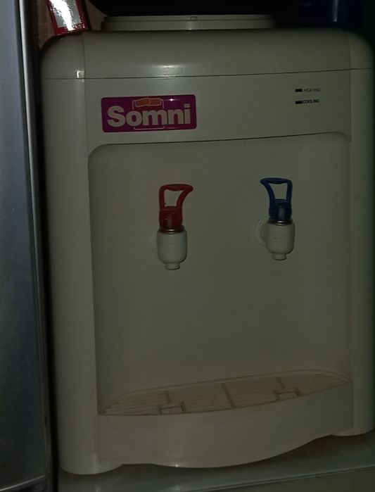 Диспенсър за топла и студена  вода