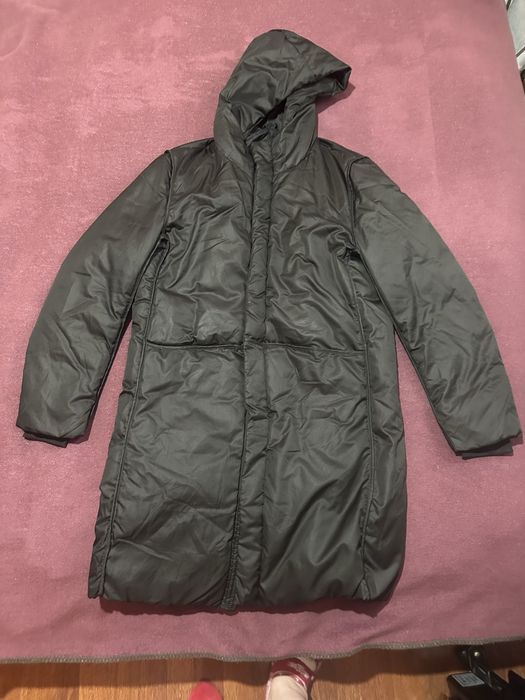 Утепленное длинное пальто с капюшоном черного цвета