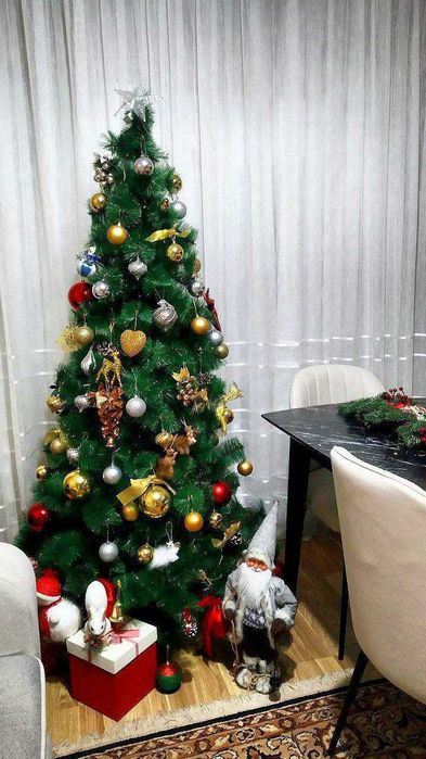 новогодняя елка с игрушками