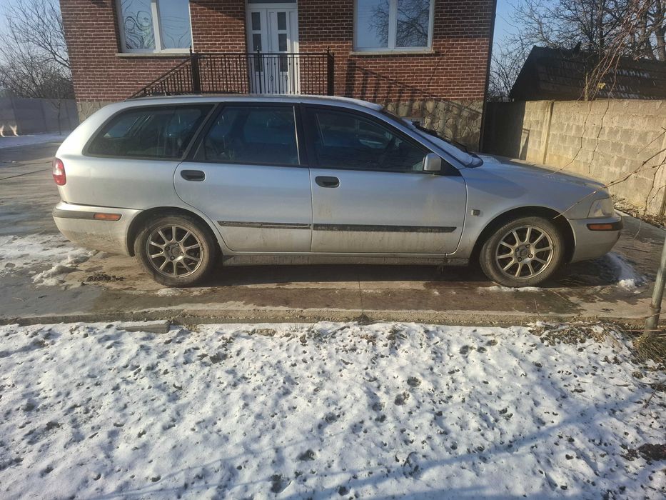 Vând Volvo V40 2000