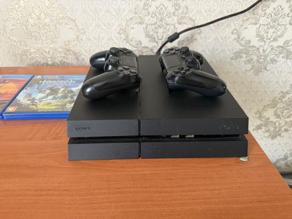 Плестейшн 4 с 2 дисками RDR2, HORIZON ZERO DAWN