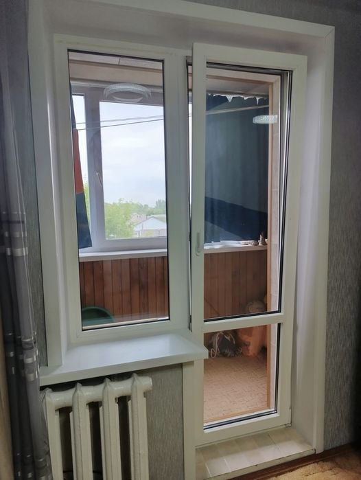 Продам  окно с балконной дверью