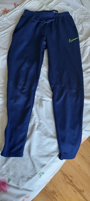 Продавам мъжко долнище Nike