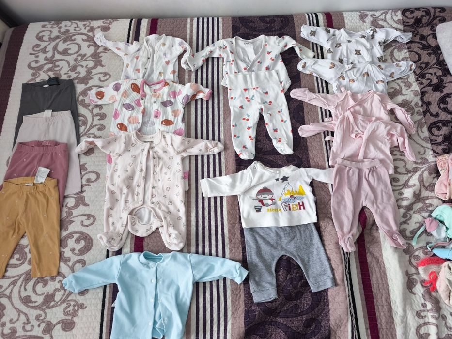 Отдам даром вещи на новорожденную девочку