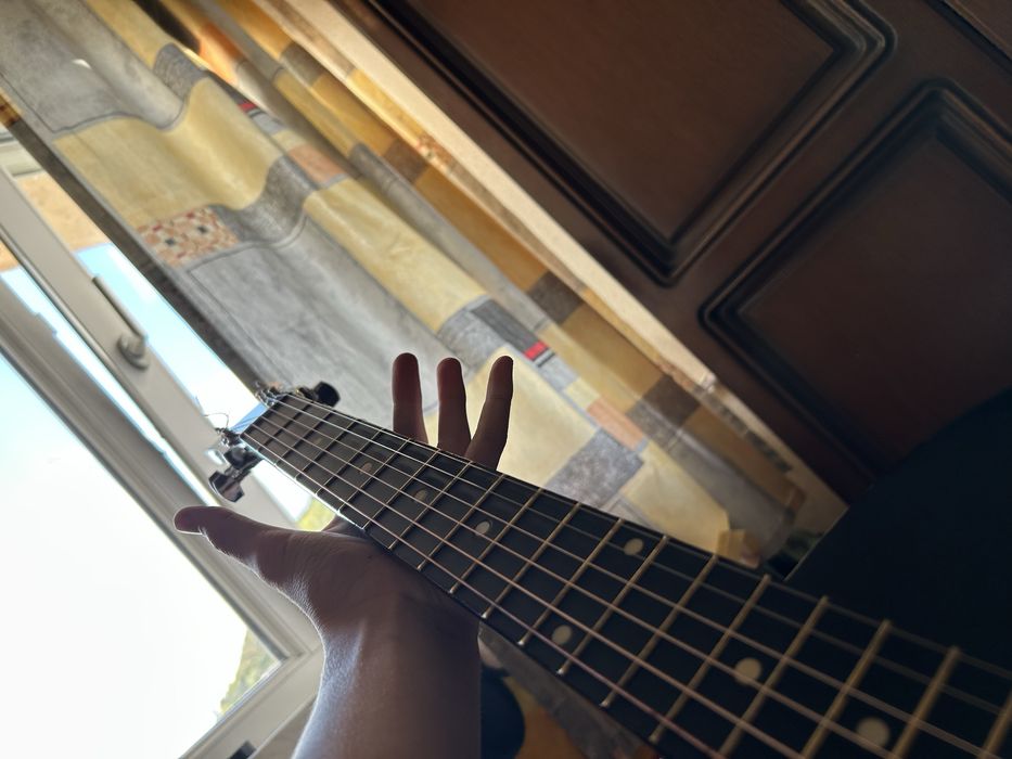 chitară acustică în stare bună