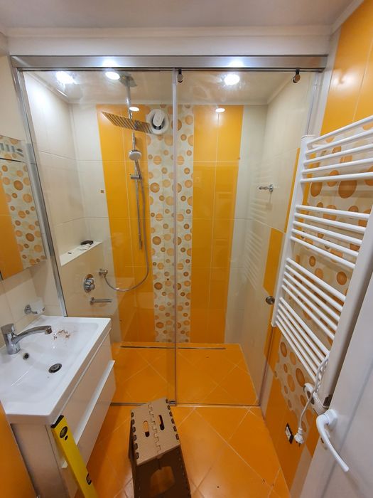 Налични паравани и стъклени врати за баня