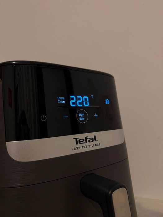 Tefal Easy Fry Silence model cu referința EY551HEO, care funcționează la o putere de 1400-1670W