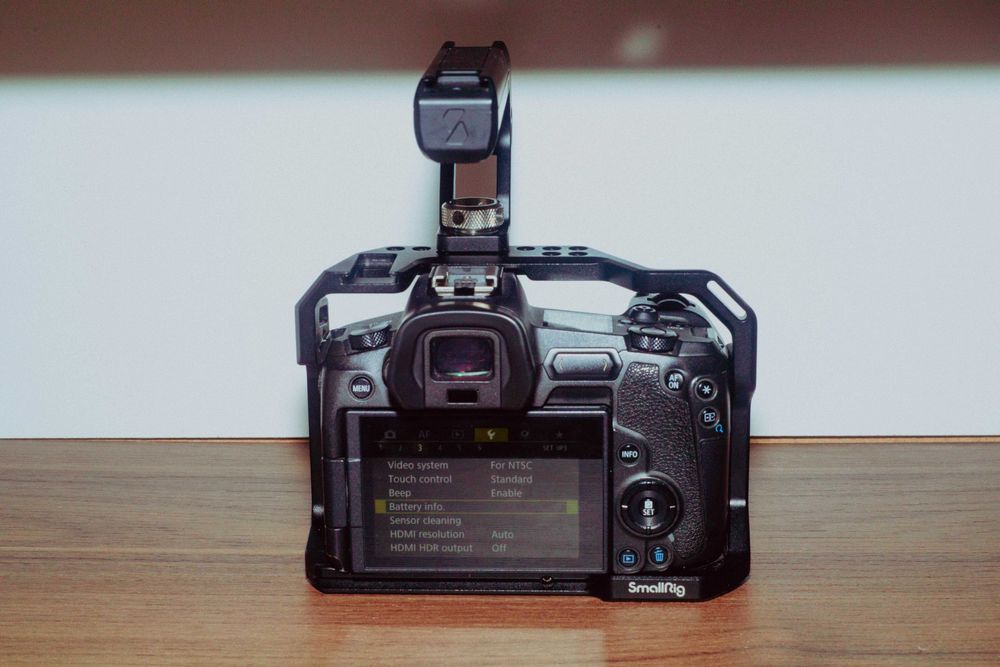 Canon EOS R + Обектив Canon EF 24-105mm + 2 батерии и Small Rig клетка