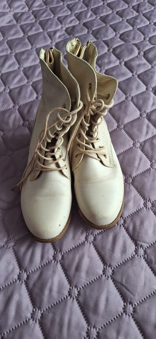 Боти с камъчета в бежов цвят