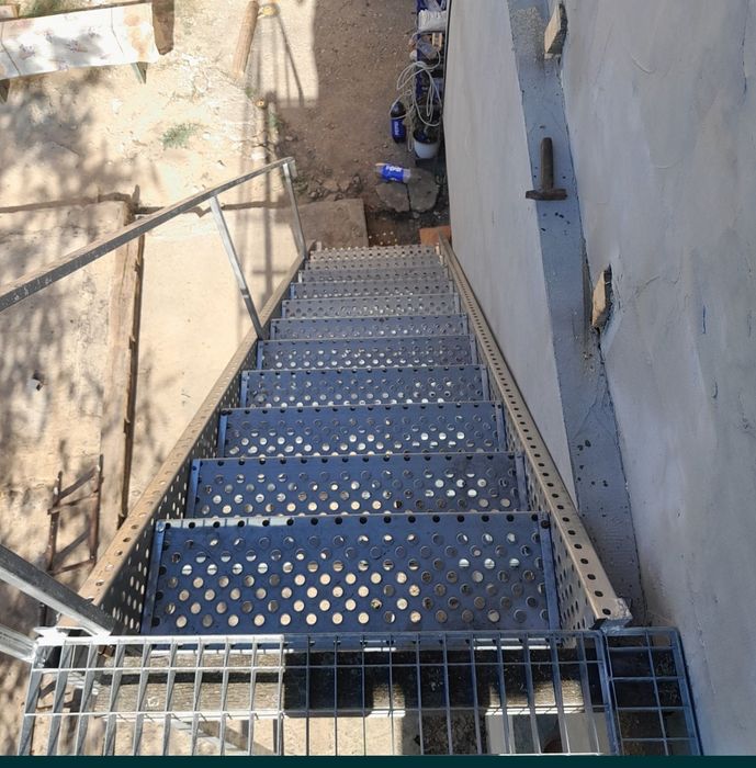 Confectionam scarii metalice zincate exterioare și pentru incendii , p