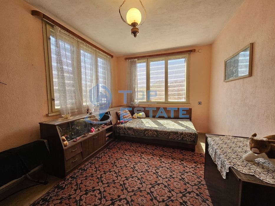 Тухлен етаж от къща с двор в град Елена